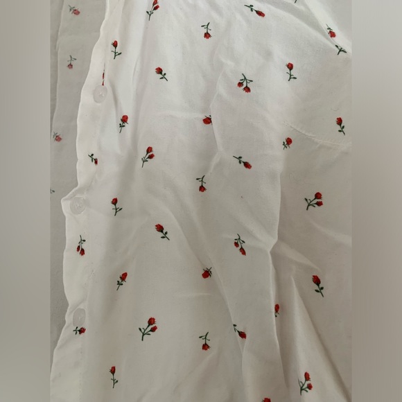 White blouse with roses - Picture 4 of 5